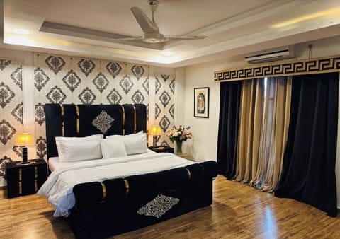 Bed, Photo of the whole room, Bedroom, fireplace, air conditioner
