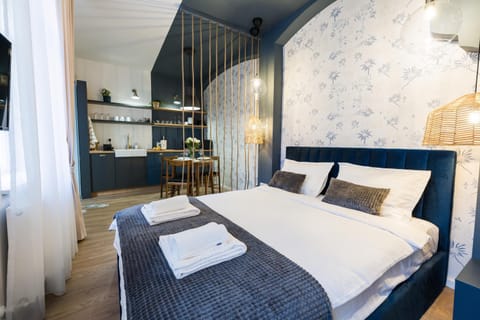 Bed, Coffee/tea facilities, Bedroom, Guests, microwave, towels, kitchen