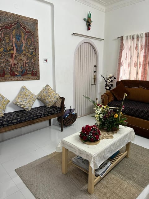 Facade/entrance, Living room, Seating area