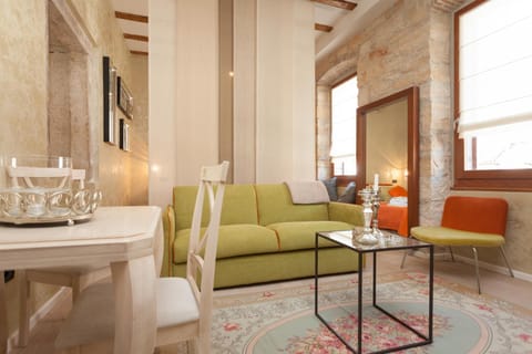 Living room, Decorative detail, Dining area