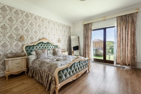 Bed, TV and multimedia, Bedroom