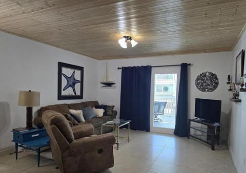 Lagoon Run 106 by ALBVR, Waterfront Relaxation Meets Beachfront Convenience House in West Beach