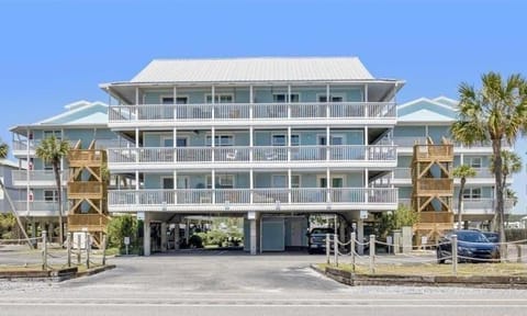 Lagoon Run 106 by ALBVR, Waterfront Relaxation Meets Beachfront Convenience House in West Beach