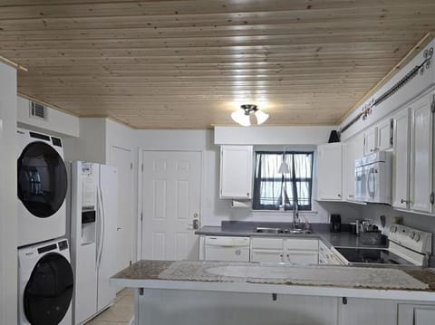 Lagoon Run 106 by ALBVR, Waterfront Relaxation Meets Beachfront Convenience House in West Beach