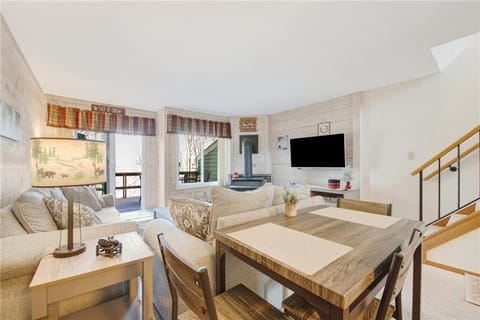 TV and multimedia, Living room, Seating area, Evening entertainment