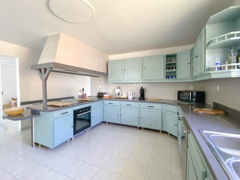 Coffee/tea facilities, dishwasher, oven, stove, toaster, kitchen