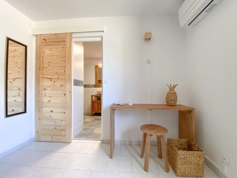 Photo of the whole room, air conditioner