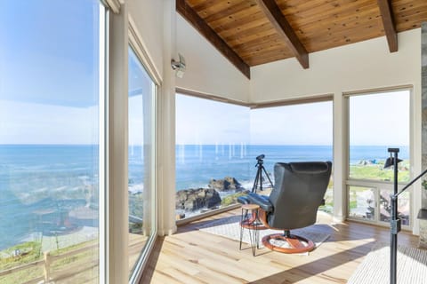 Oceanfront Maravilla- Monthly Vacation Rental House in Cambria