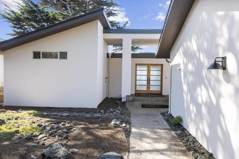 Oceanfront Maravilla- Monthly Vacation Rental House in Cambria