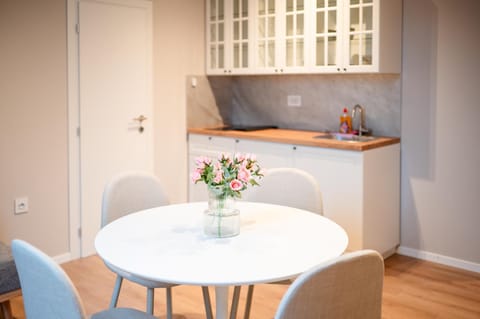 Kitchen or kitchenette, Dining area