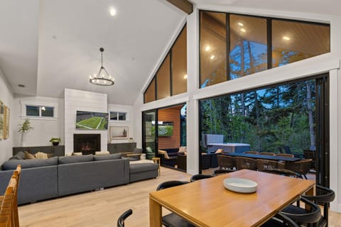 Panorama Pines in Suncadia- Hot Tub, BBQ, Firepit, Outdoor Seating, Fully Equipped Kitchen, Smart TVs, Hi-speed Wi-Fi House in Ronald