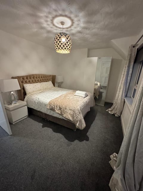 Chic & Cozy 2BR Semi-Detached House in Kilmarnock