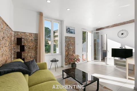 TV and multimedia, Seating area, Dining area