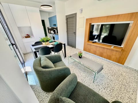 Communal lounge/ TV room, TV and multimedia, Living room, Seating area, Evening entertainment