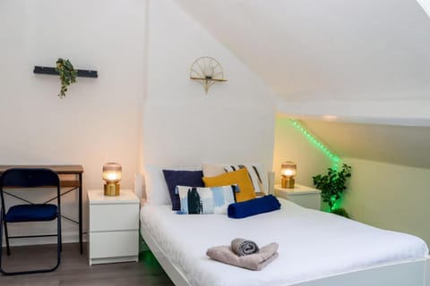 Bed, Bedroom, towels