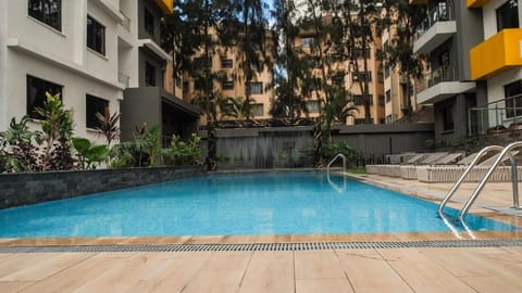 Property building, Day, Pool view, Swimming pool, sunbed