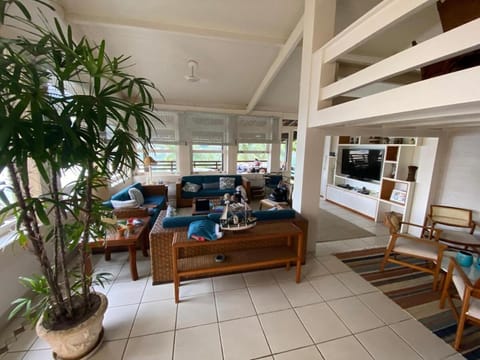 Vista dos sonhos na beira do mar de Angra com pier House in Angra dos Reis