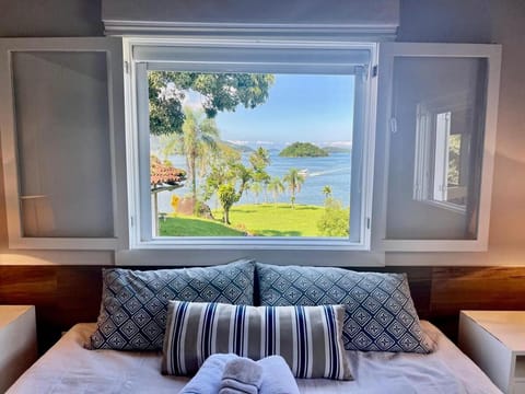 Vista dos sonhos na beira do mar de Angra com pier House in Angra dos Reis