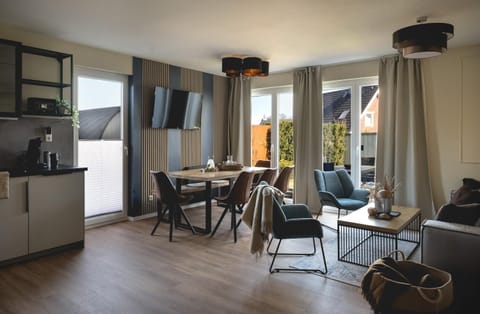 TV and multimedia, Living room, Seating area, Dining area