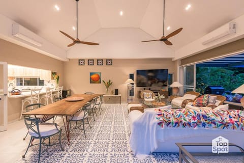 Living room, Food and drinks, Seating area, Dining area, air conditioner