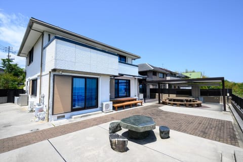 Property building, Patio, Day, Balcony/Terrace
