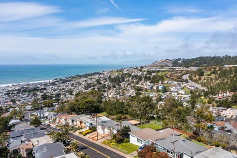 Cozy 2-Bedroom Retreat in Pacifica Apartment in Pacifica