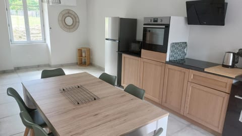 Coffee/tea facilities, Kitchen or kitchenette, Dining area