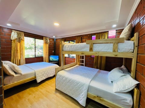 Bed, TV and multimedia, Photo of the whole room, Bedroom, bunk bed, towels