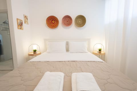 Bed, Photo of the whole room, Bedroom, towels