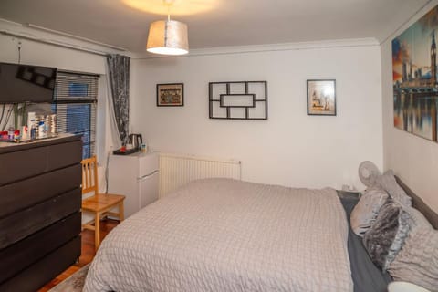 Shower, Bed, BBQ facilities, Bathroom, Balcony/Terrace, Decorative detail, Bedroom, Garden view, hair dryier