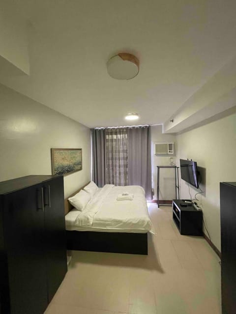 Bed, TV and multimedia, Photo of the whole room