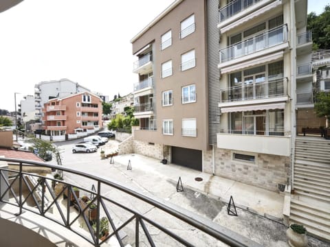Property building, Neighbourhood, View (from property/room), Balcony/Terrace, City view, Street view