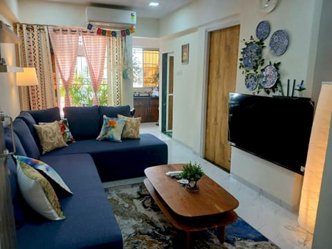Bed, TV and multimedia, Living room, Photo of the whole room, Seating area