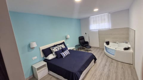 Bed, Hot Tub, Photo of the whole room, Bedroom