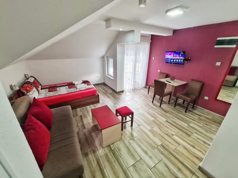 Bed, TV and multimedia, Living room, Photo of the whole room, Seating area, Dining area, Evening entertainment