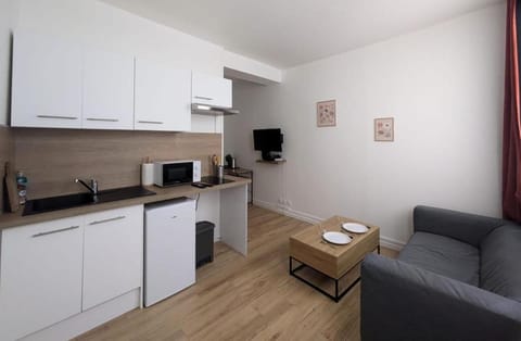 TV and multimedia, Kitchen or kitchenette, Seating area, stove
