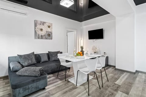 TV and multimedia, Living room, Seating area, Dining area