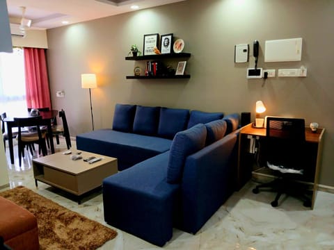 TV and multimedia, Coffee/tea facilities, Living room, Seating area, Dining area, minibar