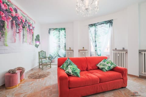 Bed, TV and multimedia, Seating area