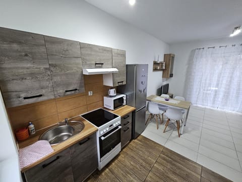 Kitchen or kitchenette, Dining area, stove