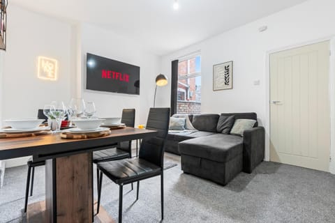 TV and multimedia, Living room, Seating area, Dining area