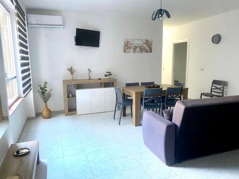 TV and multimedia, Living room, air conditioner