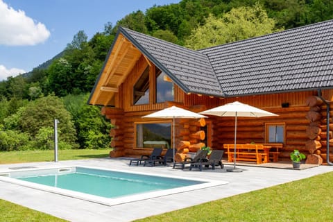 Property building, Patio, Day, Natural landscape, BBQ facilities, Garden, Garden, Balcony/Terrace, Pets, Garden view, Mountain view, Pool view, Swimming pool, Swimming pool, internet, sunbed