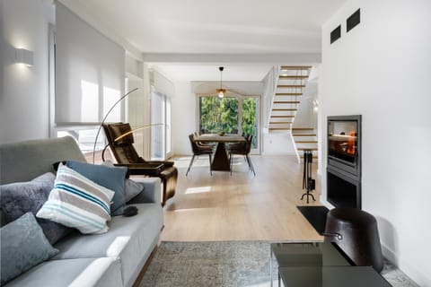 TV and multimedia, Living room, Seating area, Dining area, fireplace