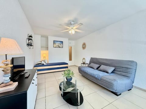 Bed, TV and multimedia, Living room, Seating area, Bedroom