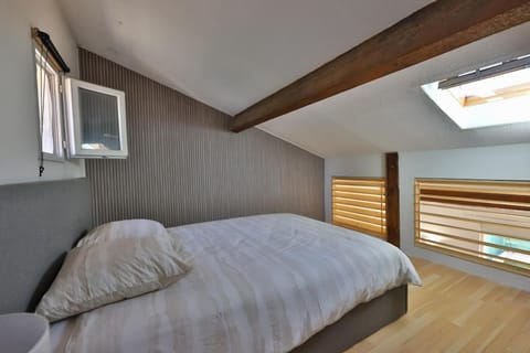 Bed, Photo of the whole room, Seating area, air conditioner