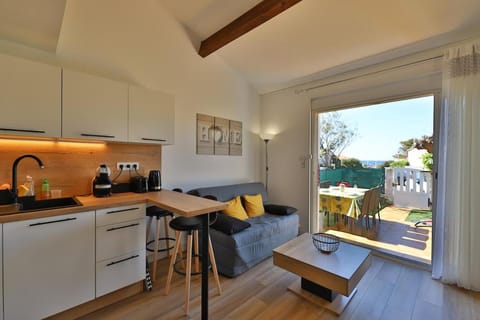 Natural landscape, Kitchen or kitchenette, Living room, Seating area, Sea view, pet friendly, stove