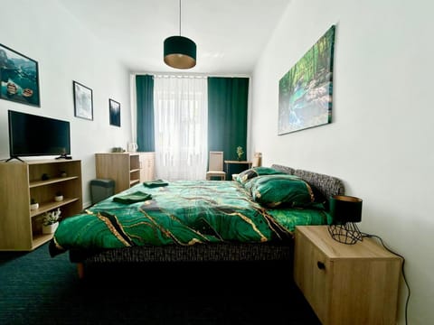 Bed, TV and multimedia, Photo of the whole room, Bedroom