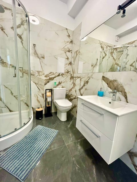 Shower, Toilet, Bathroom, Bath