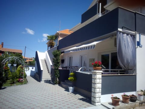 Property building, Patio, Facade/entrance